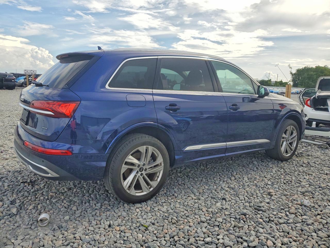 2022 Audi Q7 Premium Plus - Image 3