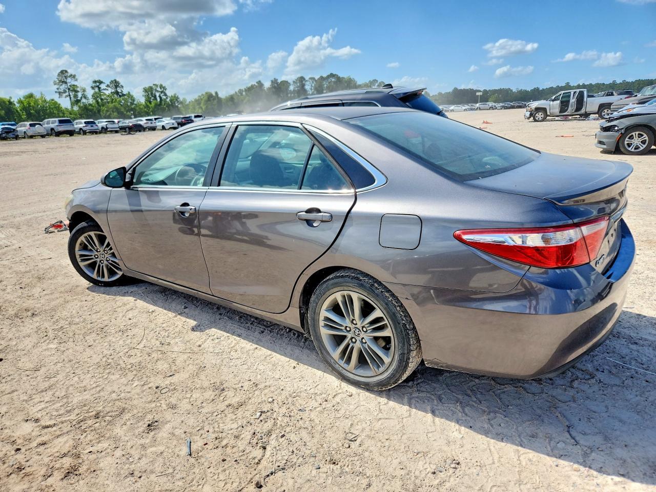 2016 Toyota Camry Se - Фото 2