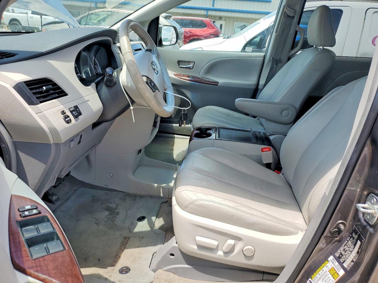 2013 Toyota Sienna Xle 8-Passenger - Image 7