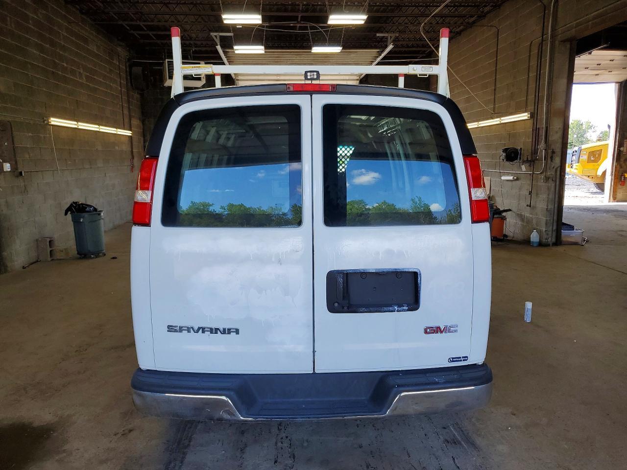 2022 GMC Savana - Фото 6