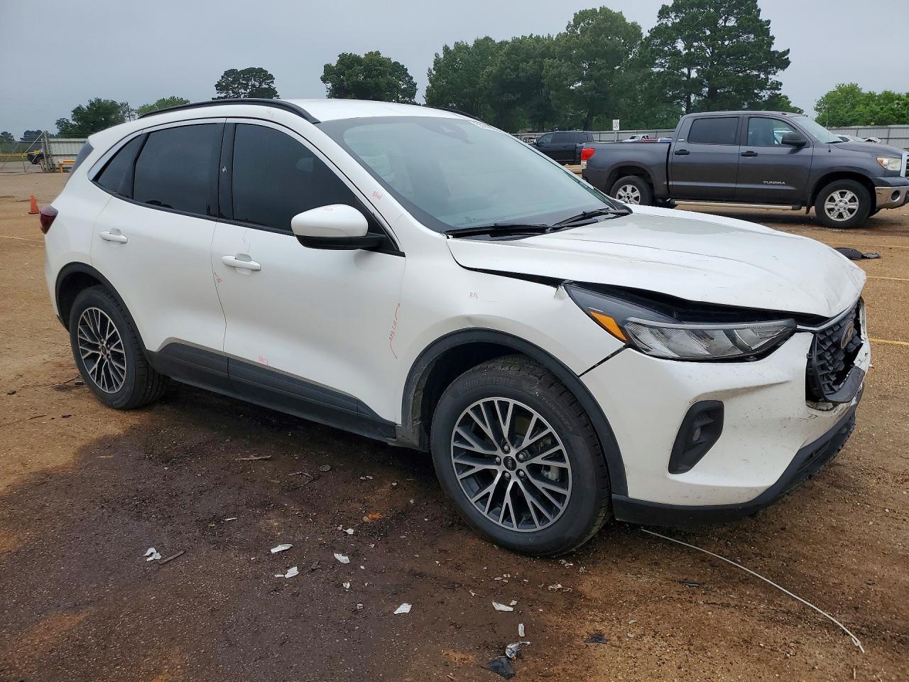 2023 Ford Escape - Image 4