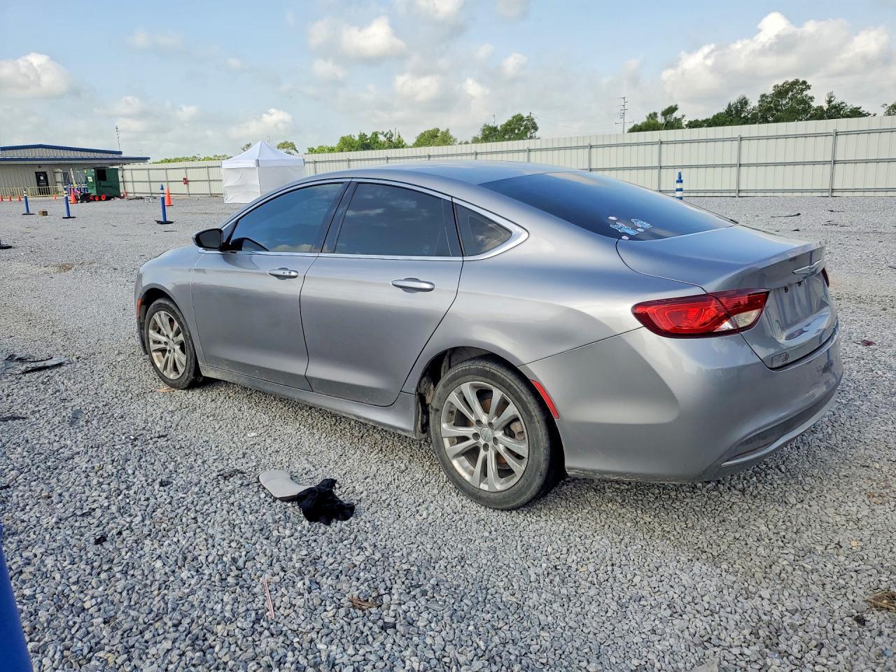 2015 Chrysler 200 Limited - Фото 2
