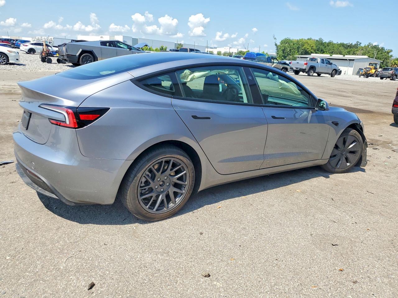 2026 Tesla Model 3 - Фото 2