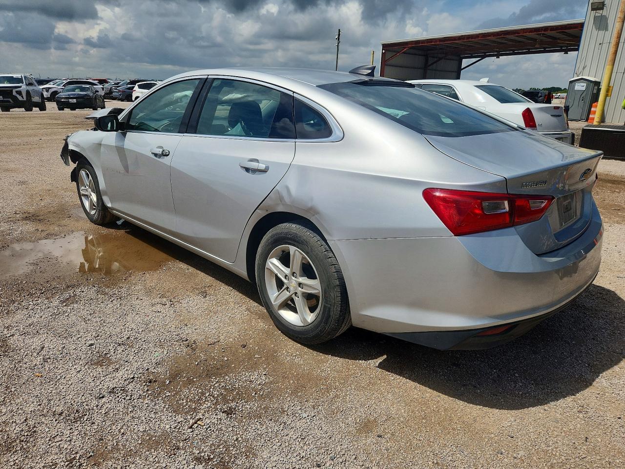 2022 Chevrolet Malibu Ls - Фото 2