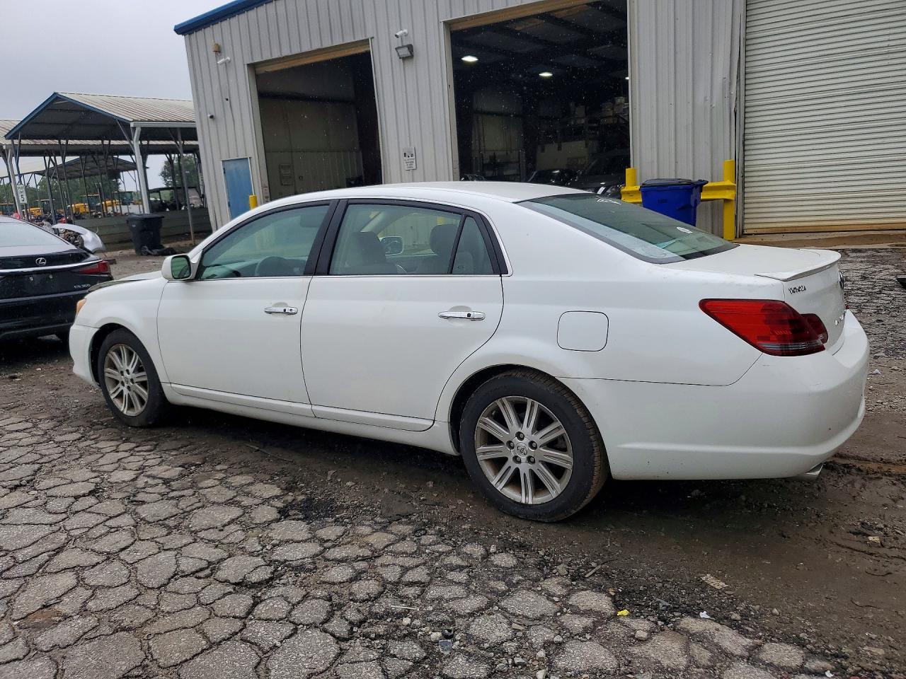 2008 Toyota Avalon Limited - Image 2