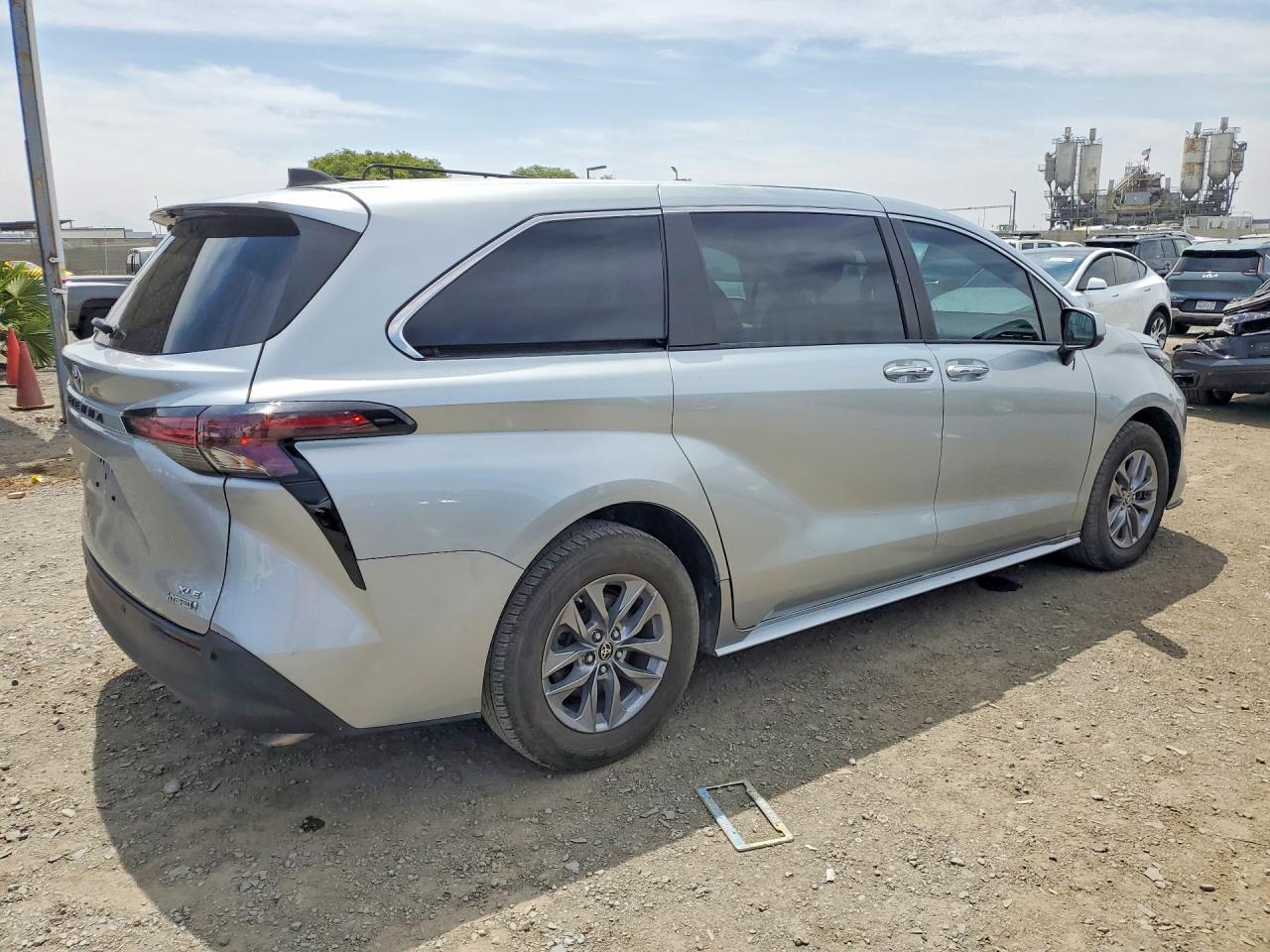 2022 Toyota Sienna Xle - Image 3