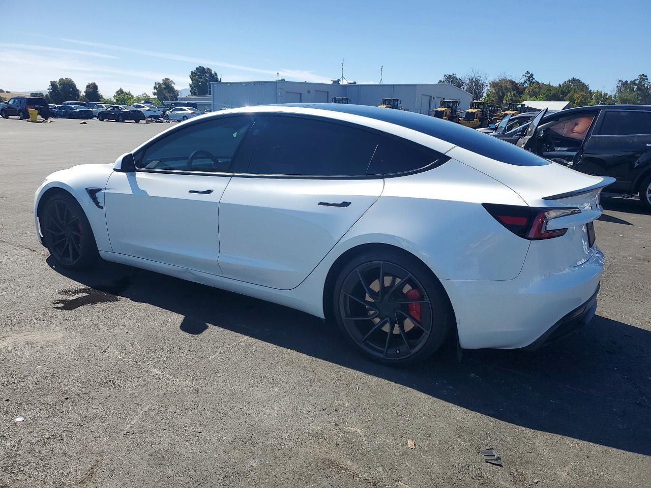 2024 Tesla Model 3 - Фото 2
