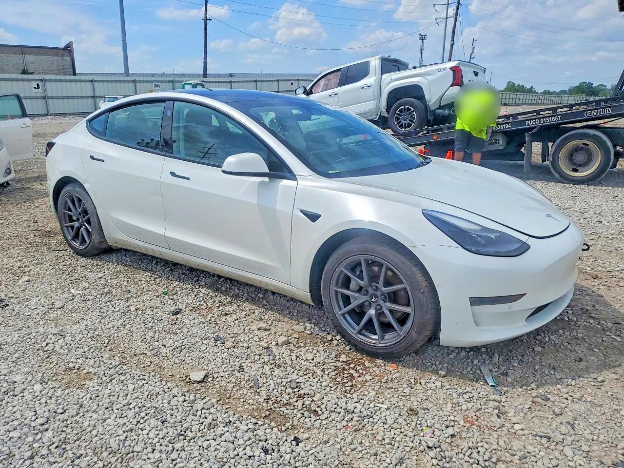 2022 Tesla Model 3 - Image 4