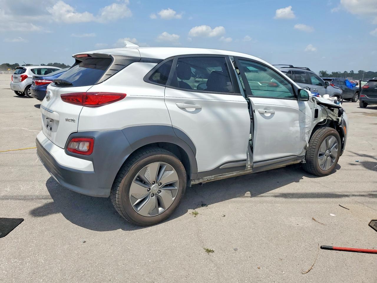 2021 Hyundai Kona Limited - Фото 3