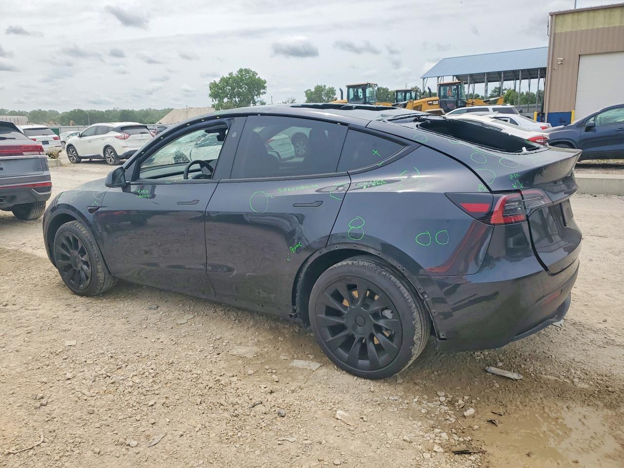 2024 Tesla Model Y - Фото 2