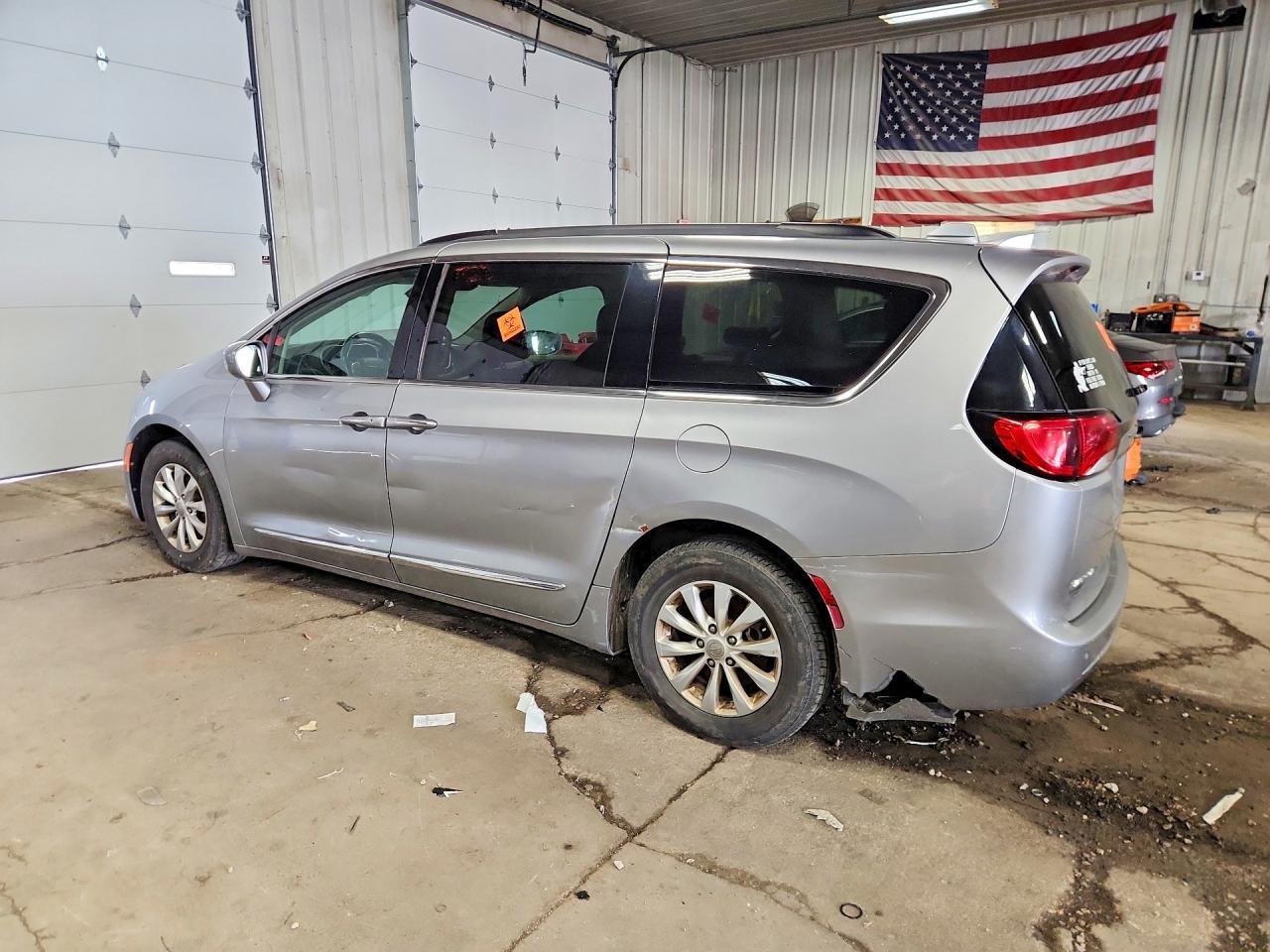 2017 Chrysler Pacifica Touring L - Фото 2