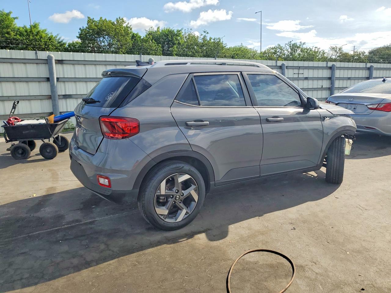 2021 Hyundai Venue Sel - Image 3