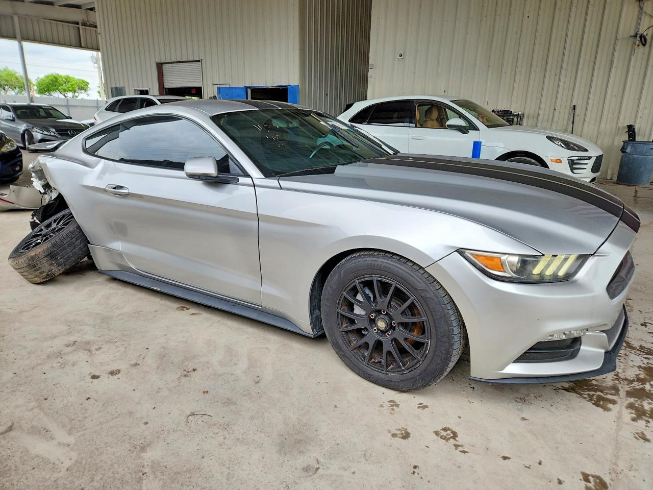 2017 Ford Mustang - Фото 4
