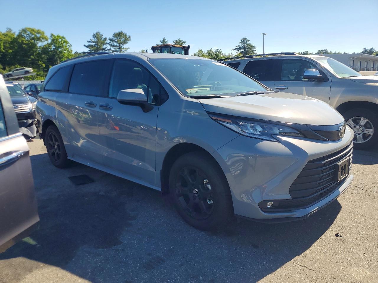 2026 Toyota Sienna Woodland Edition - Image 4
