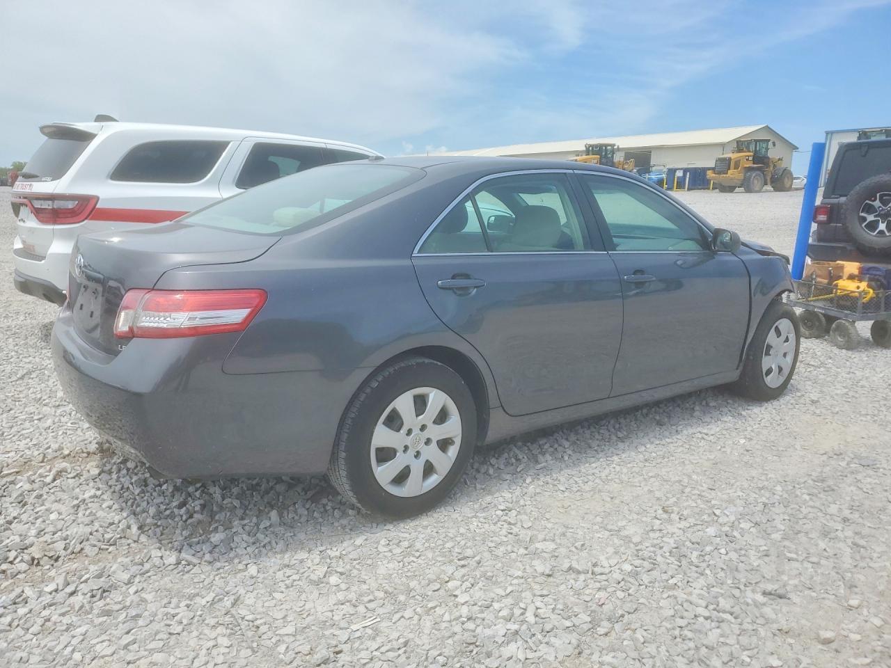 2010 Toyota Camry Le - Фото 3