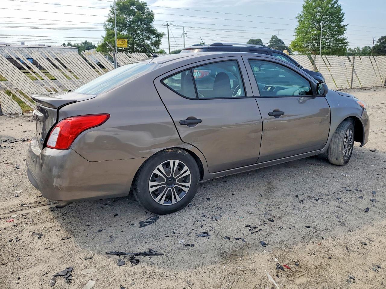 2015 Nissan Versa 1.6 S Plus - Image 3