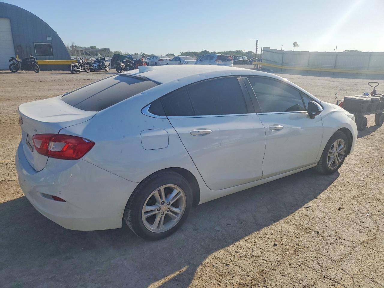 2017 Chevrolet Cruze Lt - Image 3