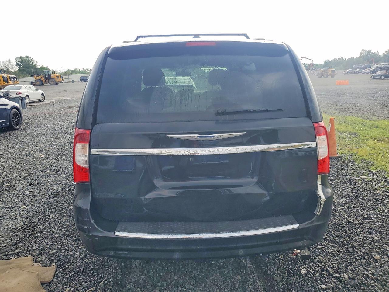 2012 Chrysler Town & Country Touring L - Фото 6