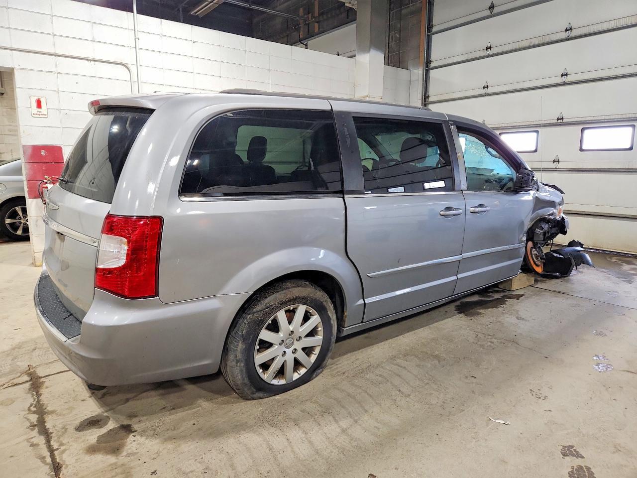 2014 Chrysler Town & Country Touring - Фото 3