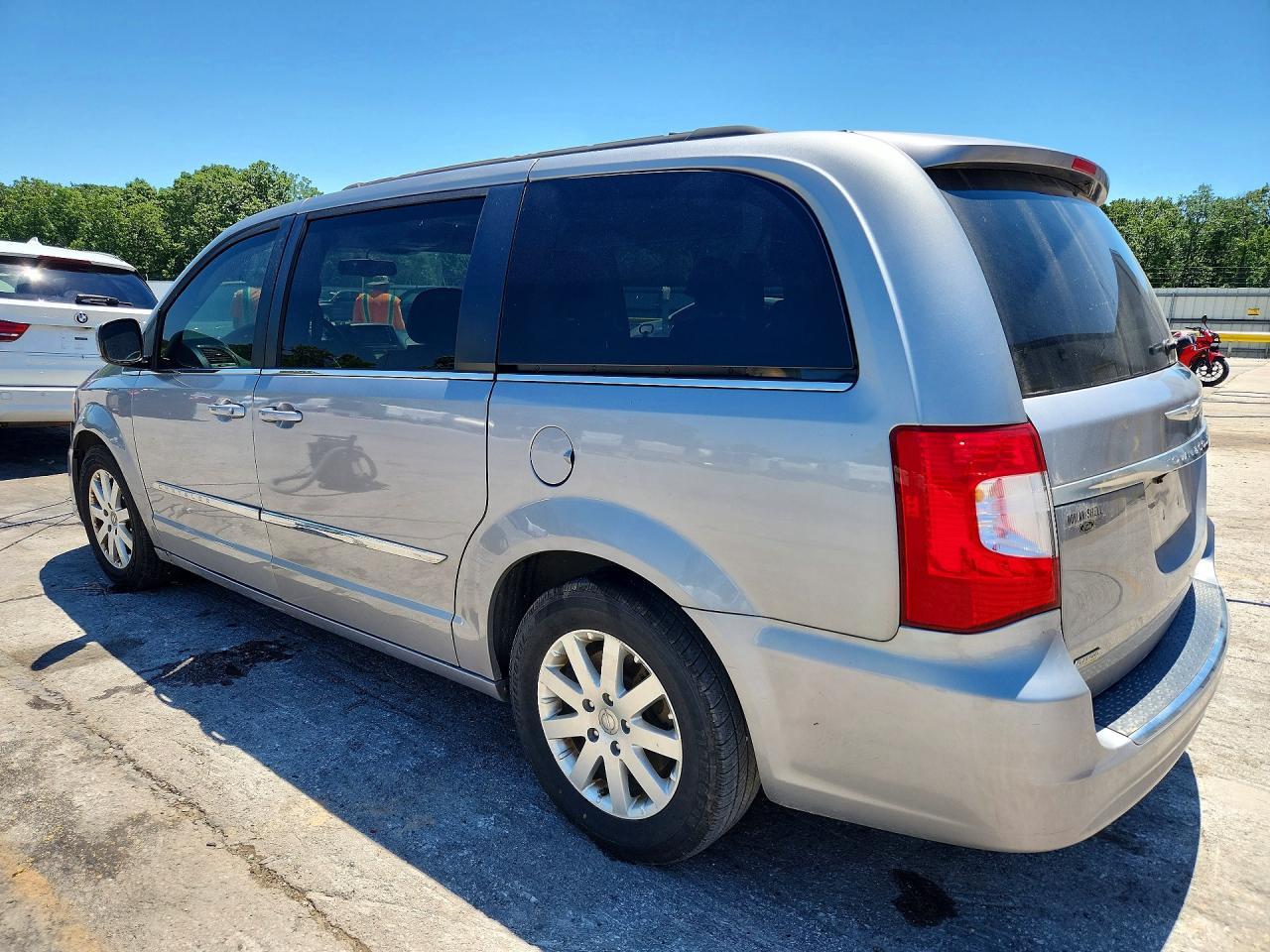 2016 Chrysler Town & Country Touring - Фото 2