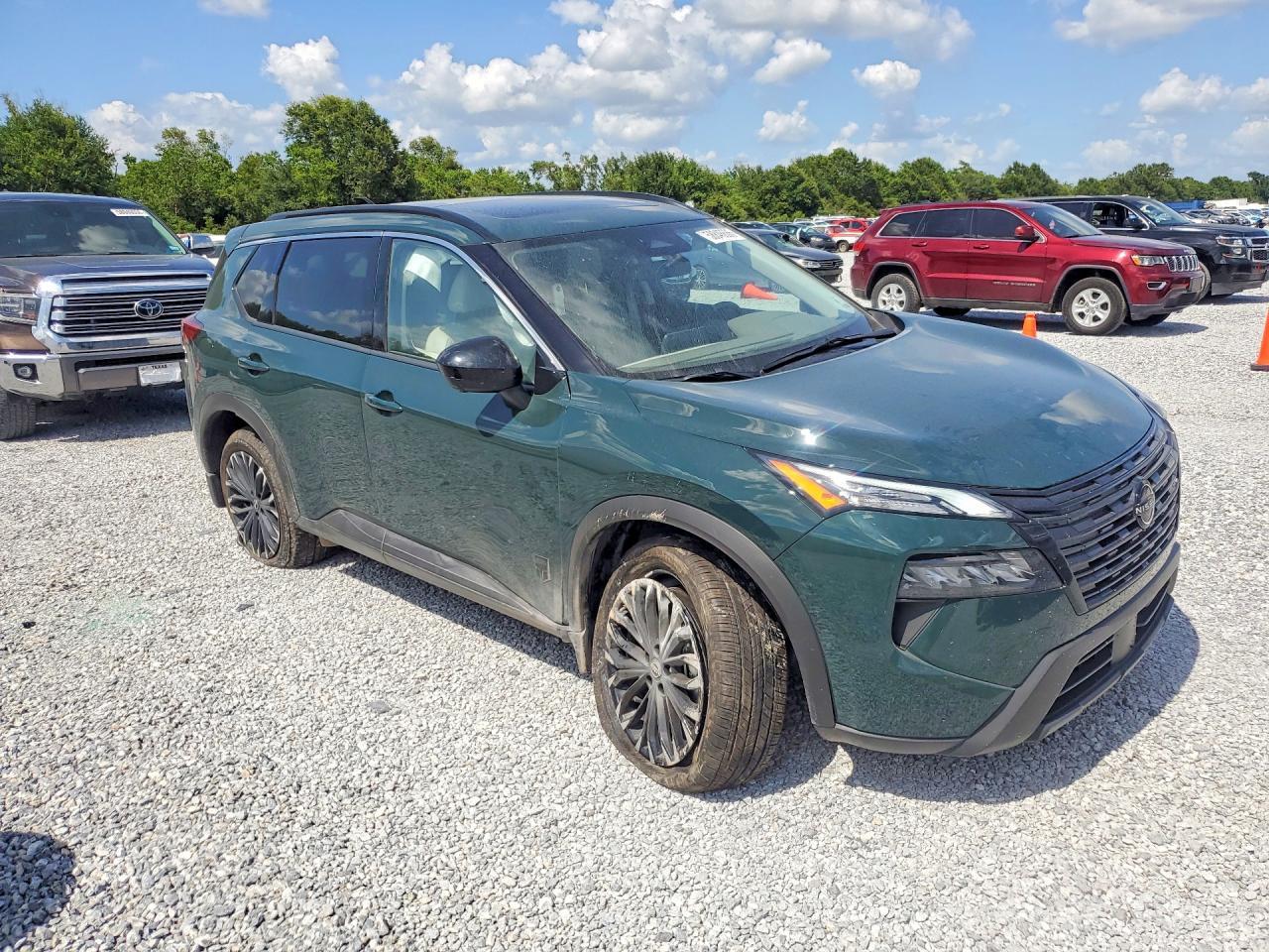 2026 Nissan Rogue Dark Armor - Image 4