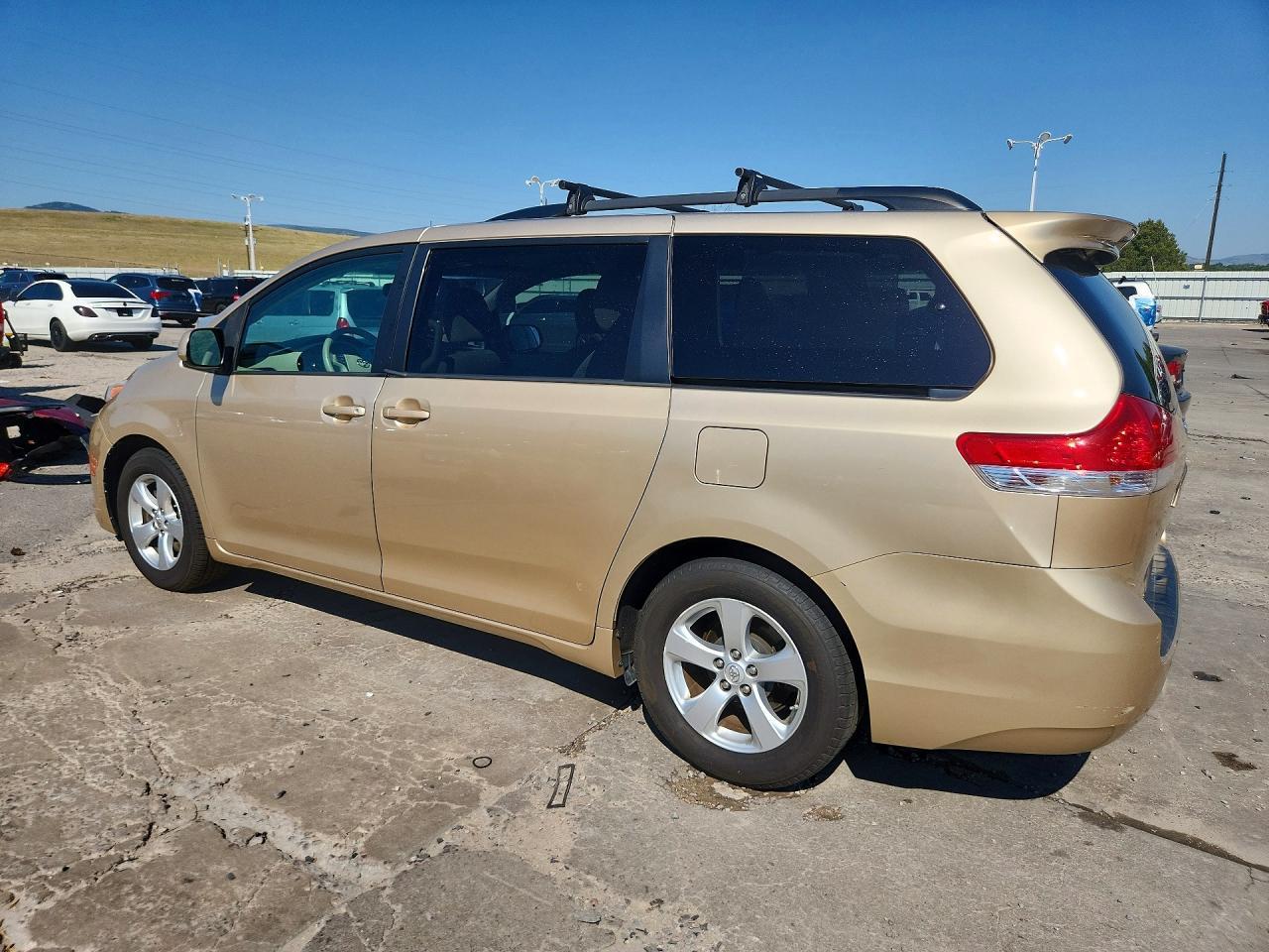 2013 Toyota Sienna Le - Image 2