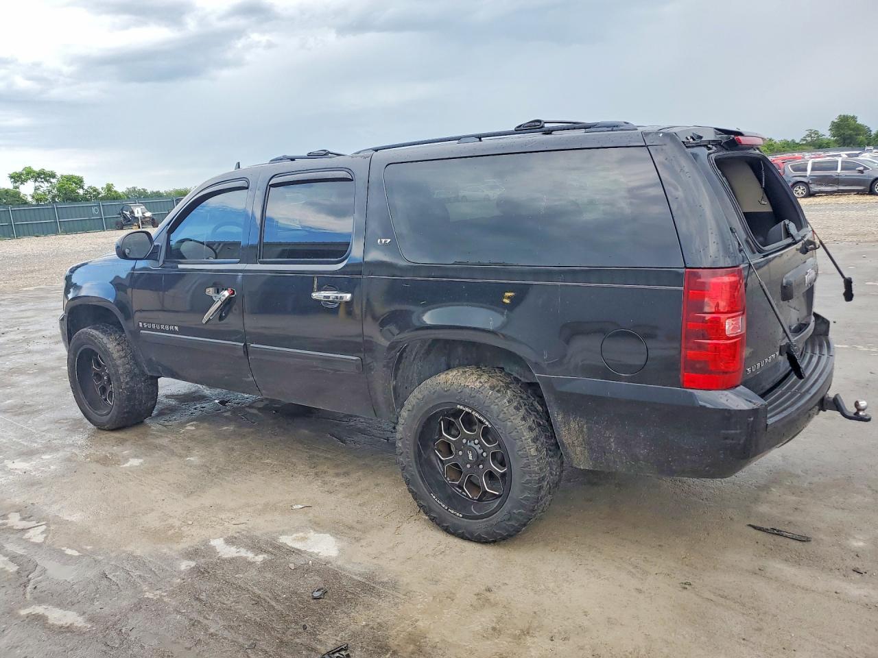 2007 Chevrolet Suburban K1500 - Image 2