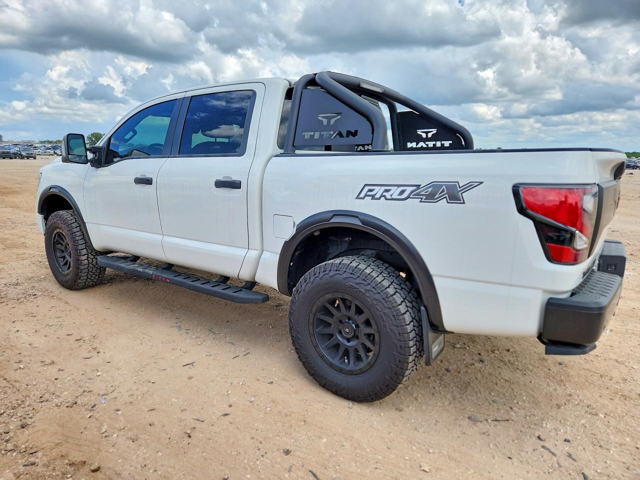 2024 Nissan Titan Pro-4X - Фото 2