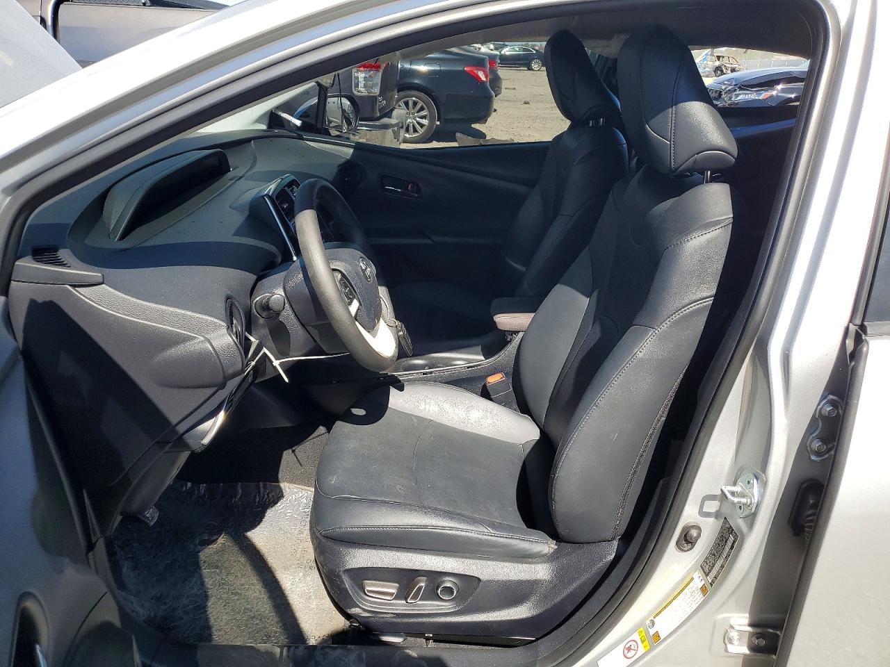 2017 Toyota Prius Two - Фото 7