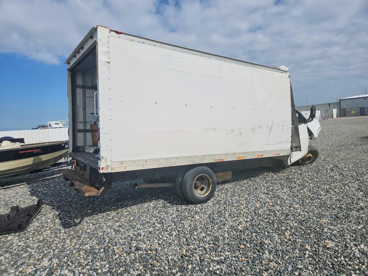 2006 GMC Savana Box Truck - Image 3