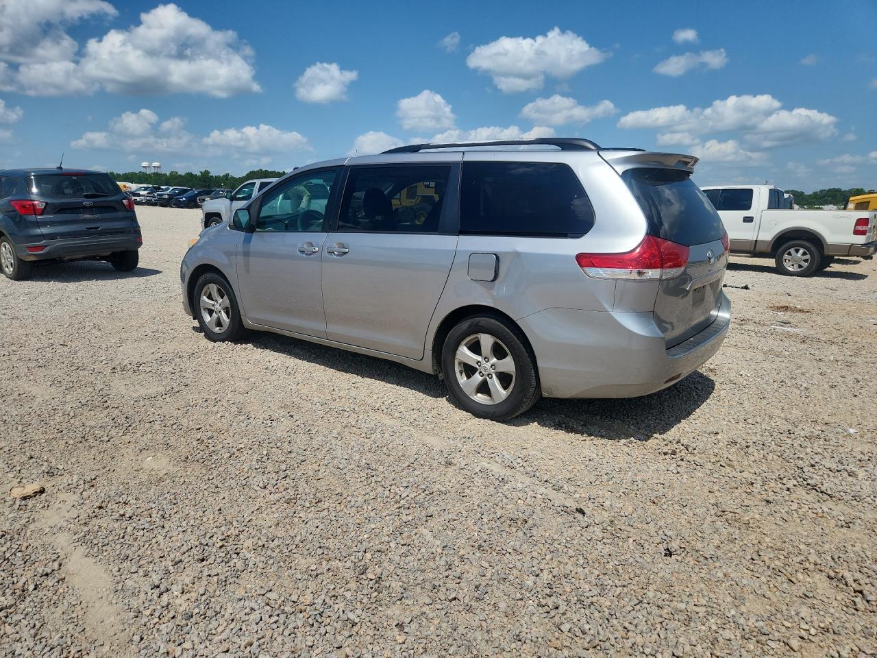 2011 Toyota Sienna Le - Image 2