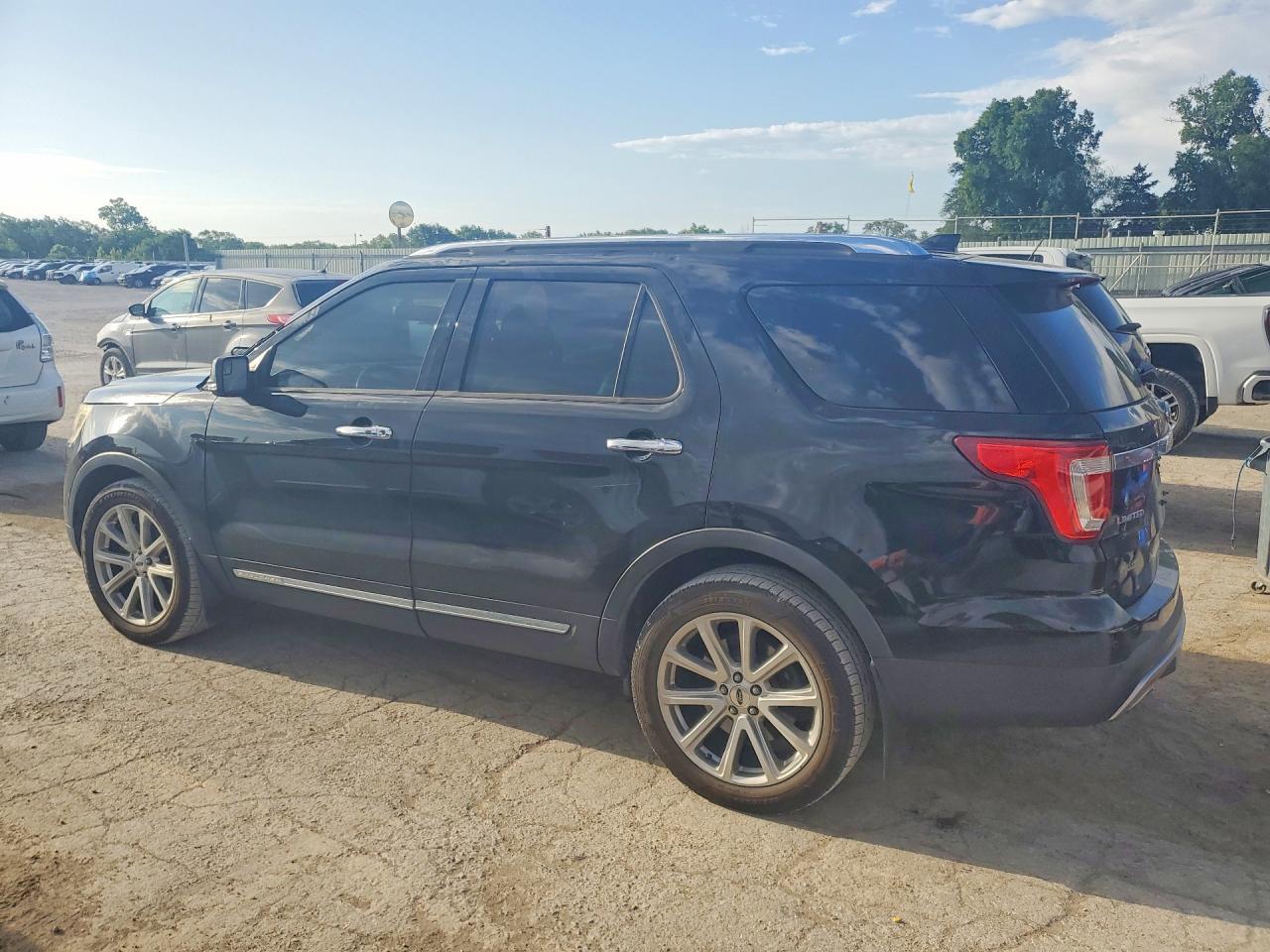 2016 Ford Explorer Limited - Image 2