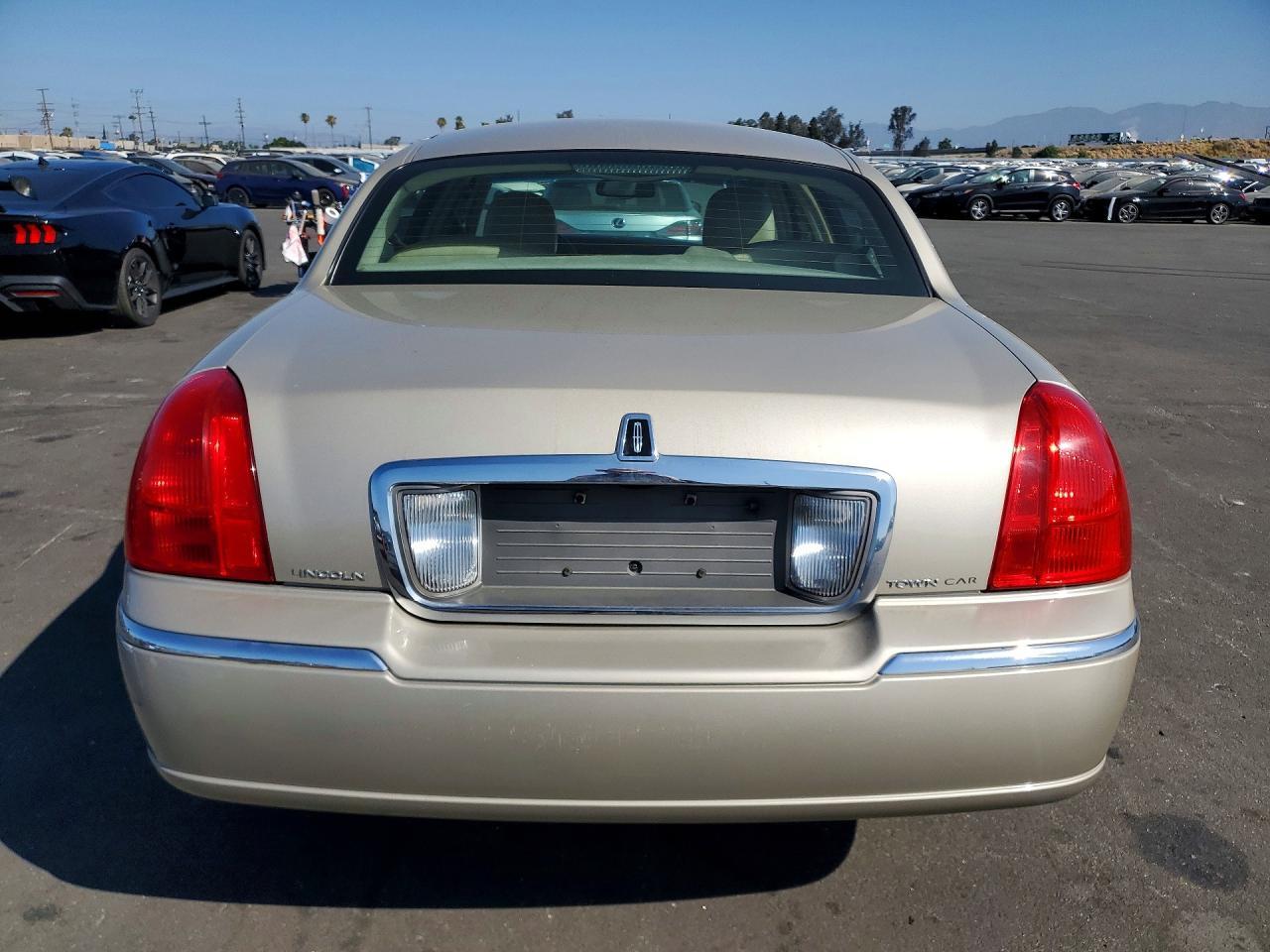 2010 Lincoln Town Car Signature Limited - Фото 6