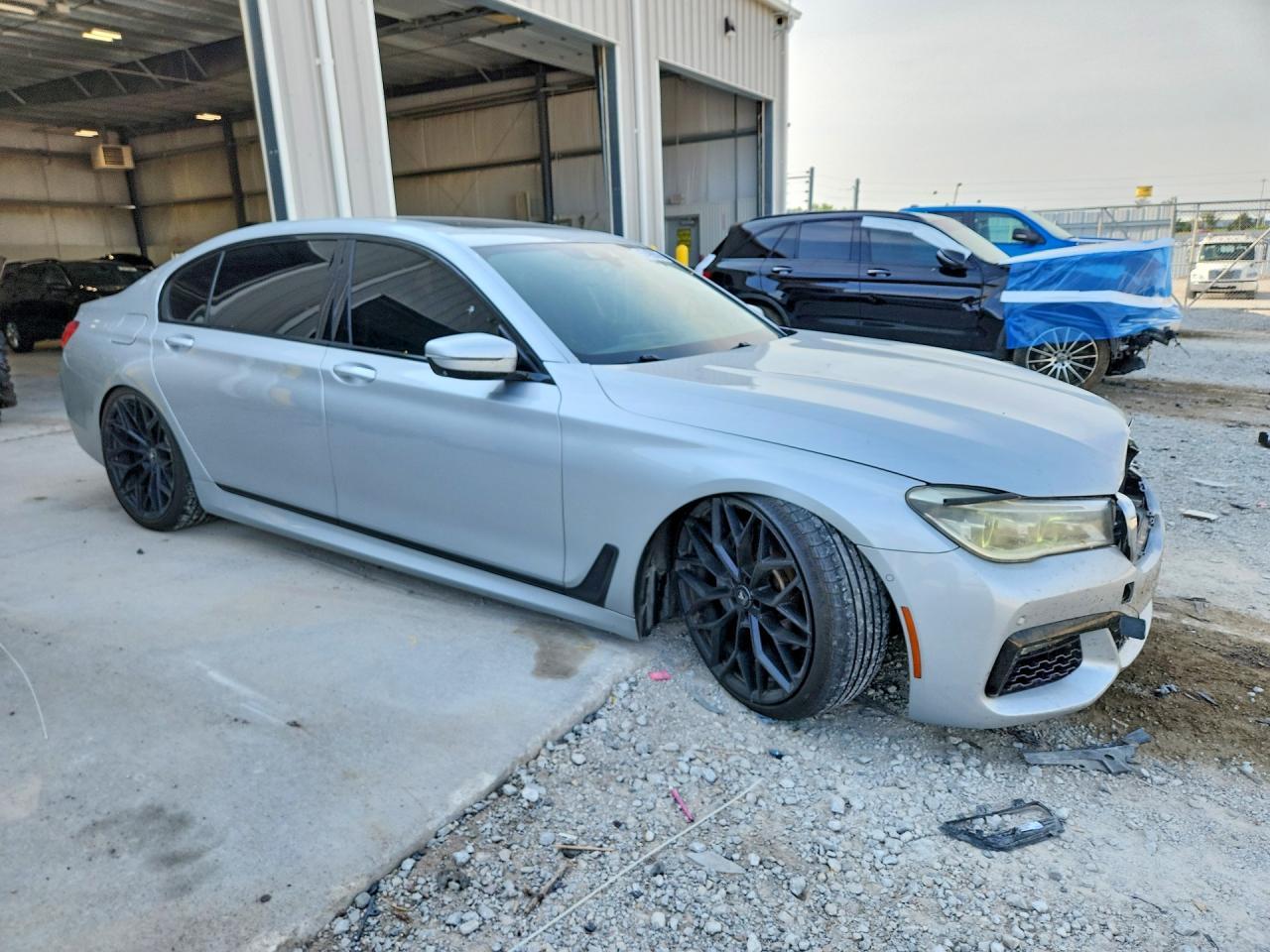 2017 BMW 750 I - Фото 4