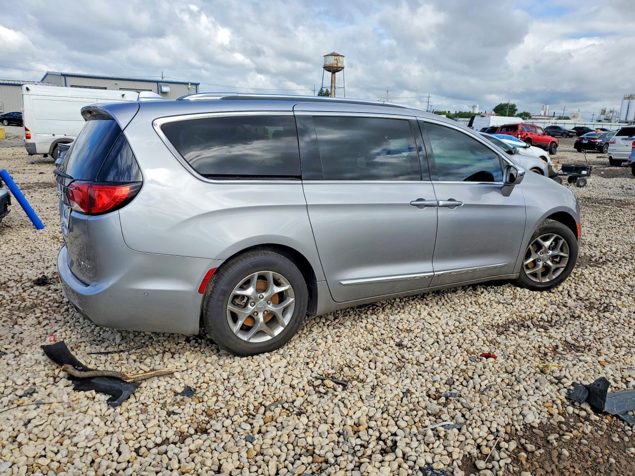 2017 Chrysler Pacifica Limited - Image 3