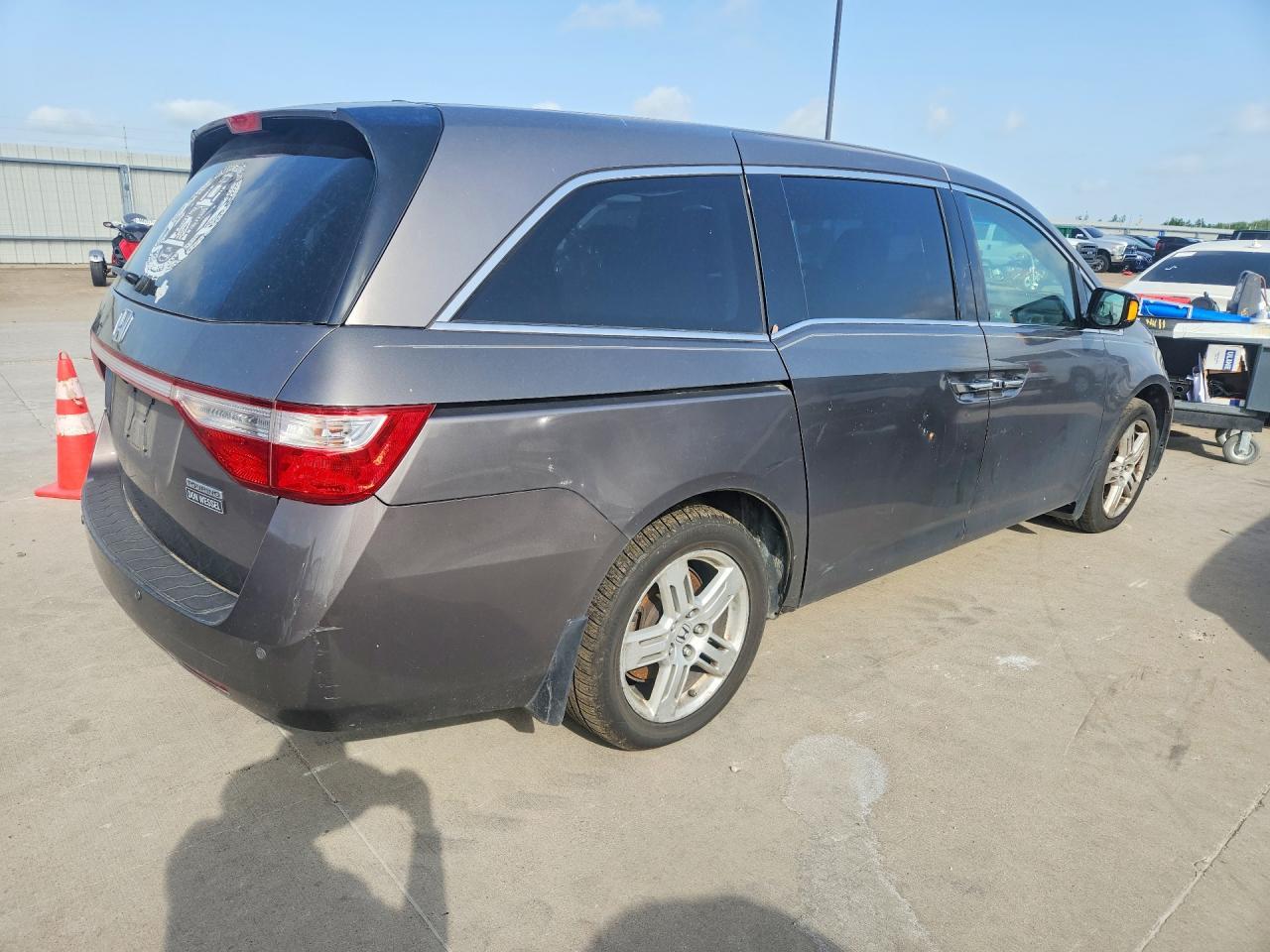 2011 Honda Odyssey Touring - Image 3