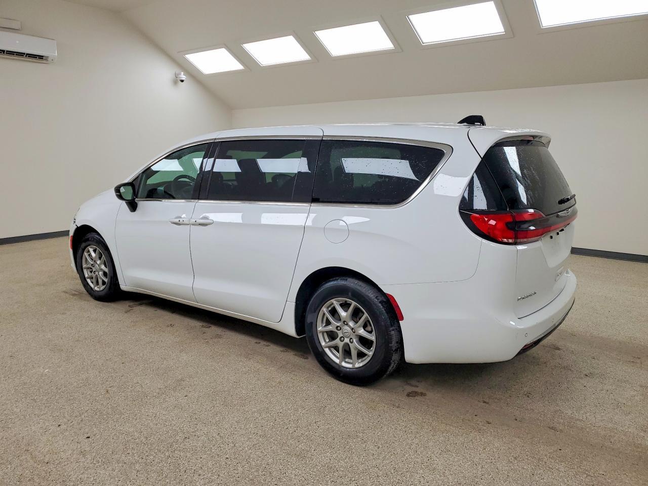 2026 Chrysler Pacifica Select - Image 2
