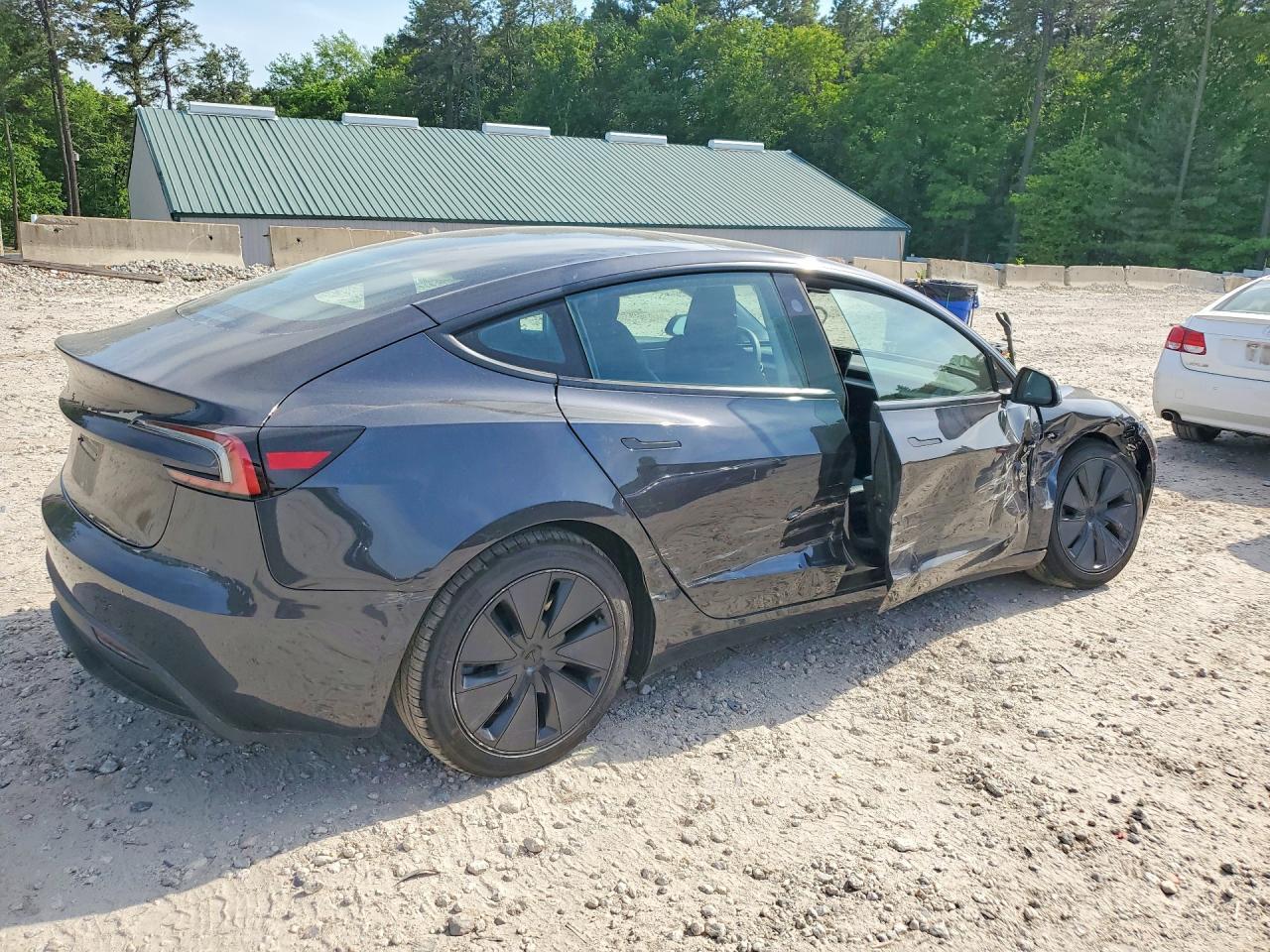 2026 Tesla Model 3 - Фото 3