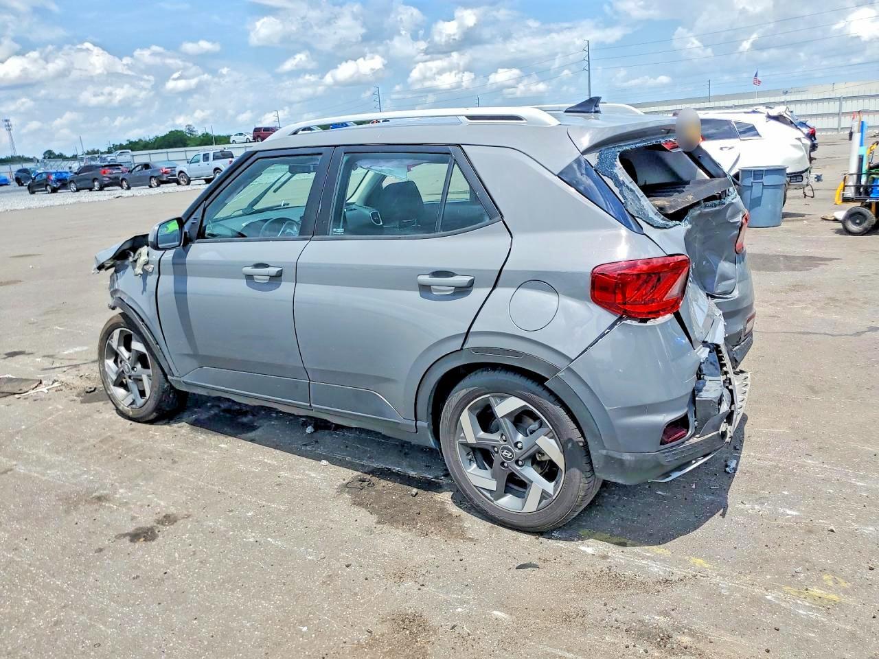 2022 Hyundai Venue Sel - Image 2