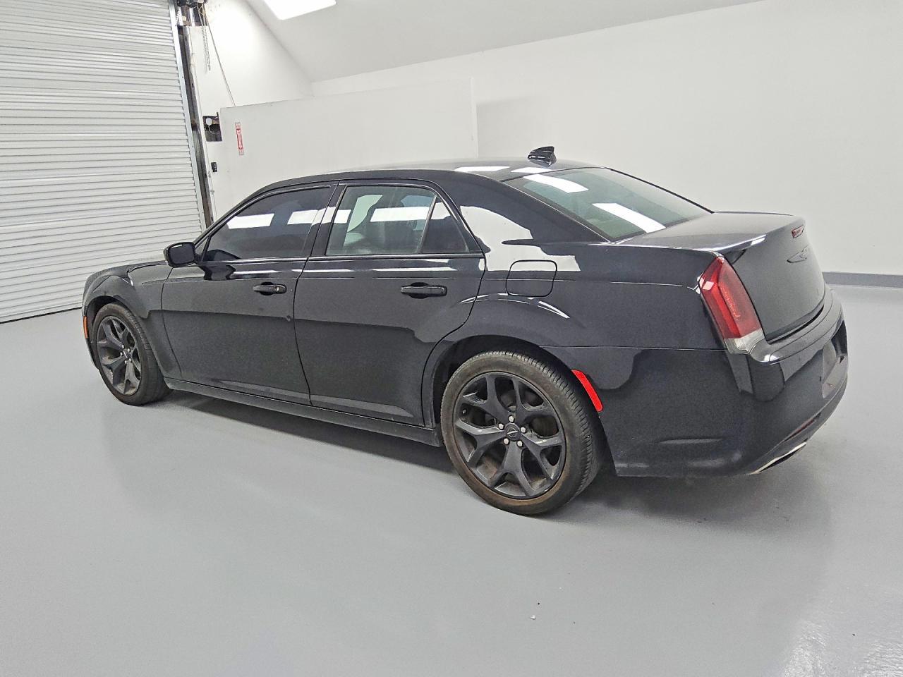 2021 Chrysler 300 S - Фото 2