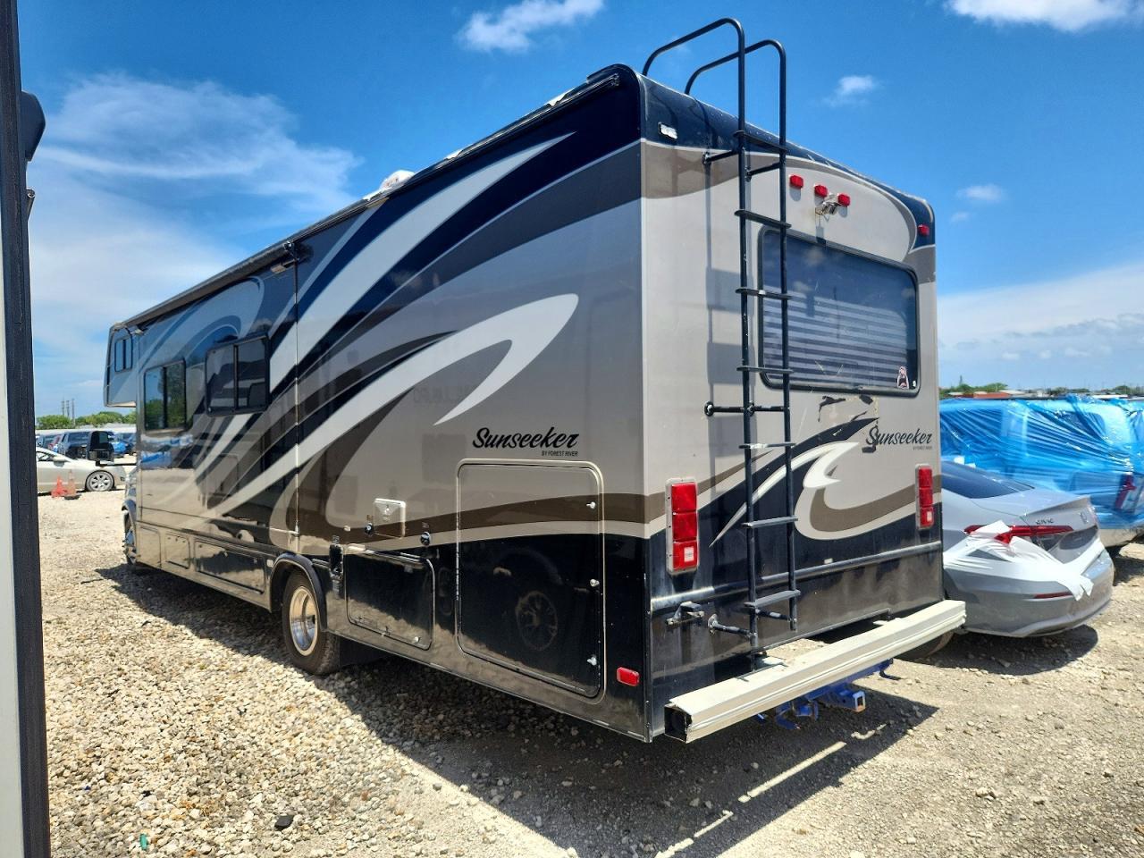 2011 Ford Econoline E450 Super Duty Cutaway Van - Фото 3