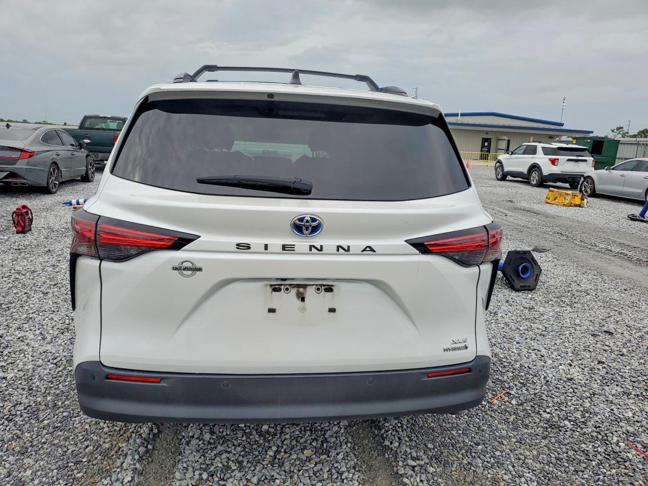 2022 Toyota Sienna Xle - Image 6
