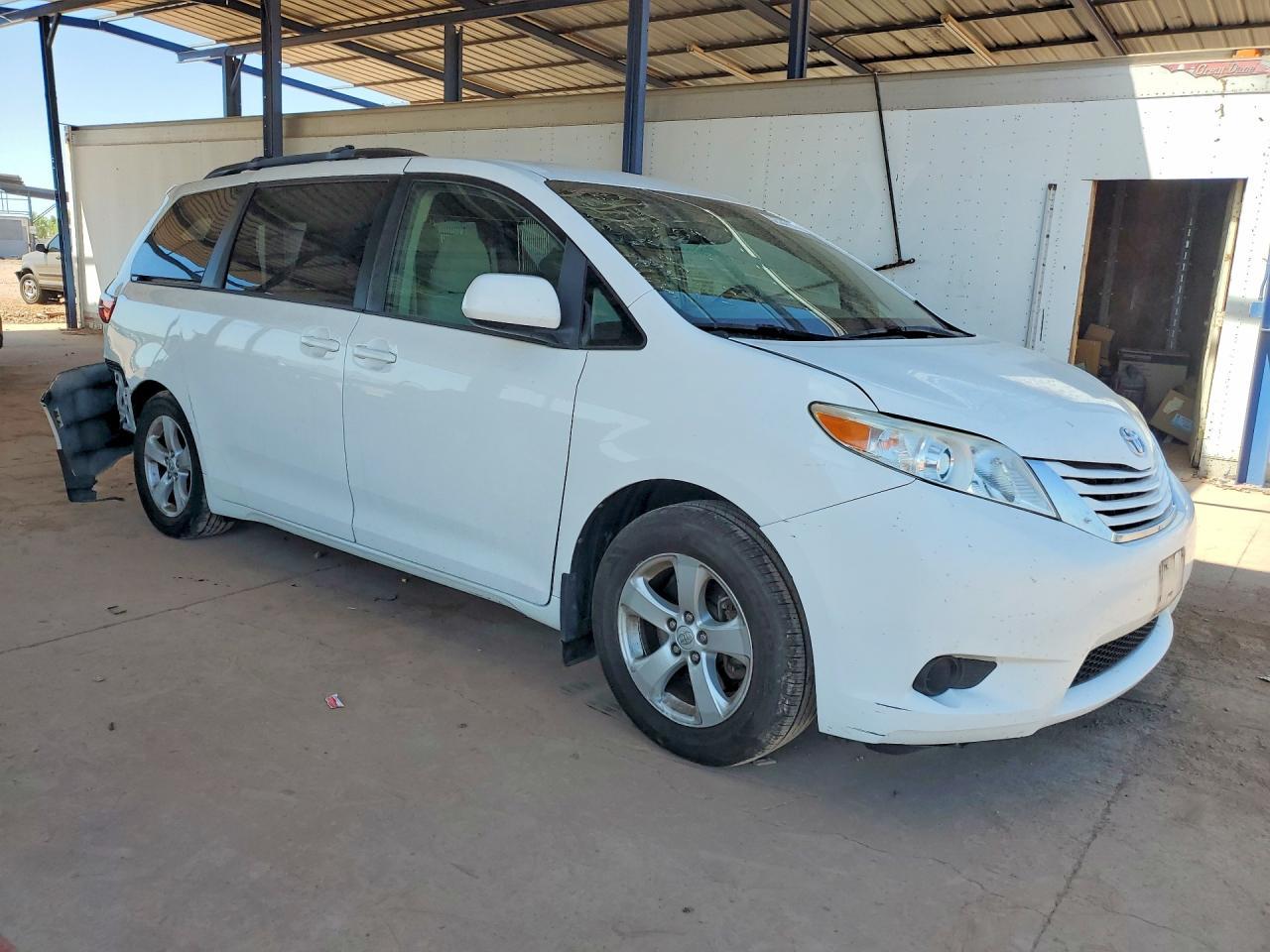 2016 Toyota Sienna Le - Image 4