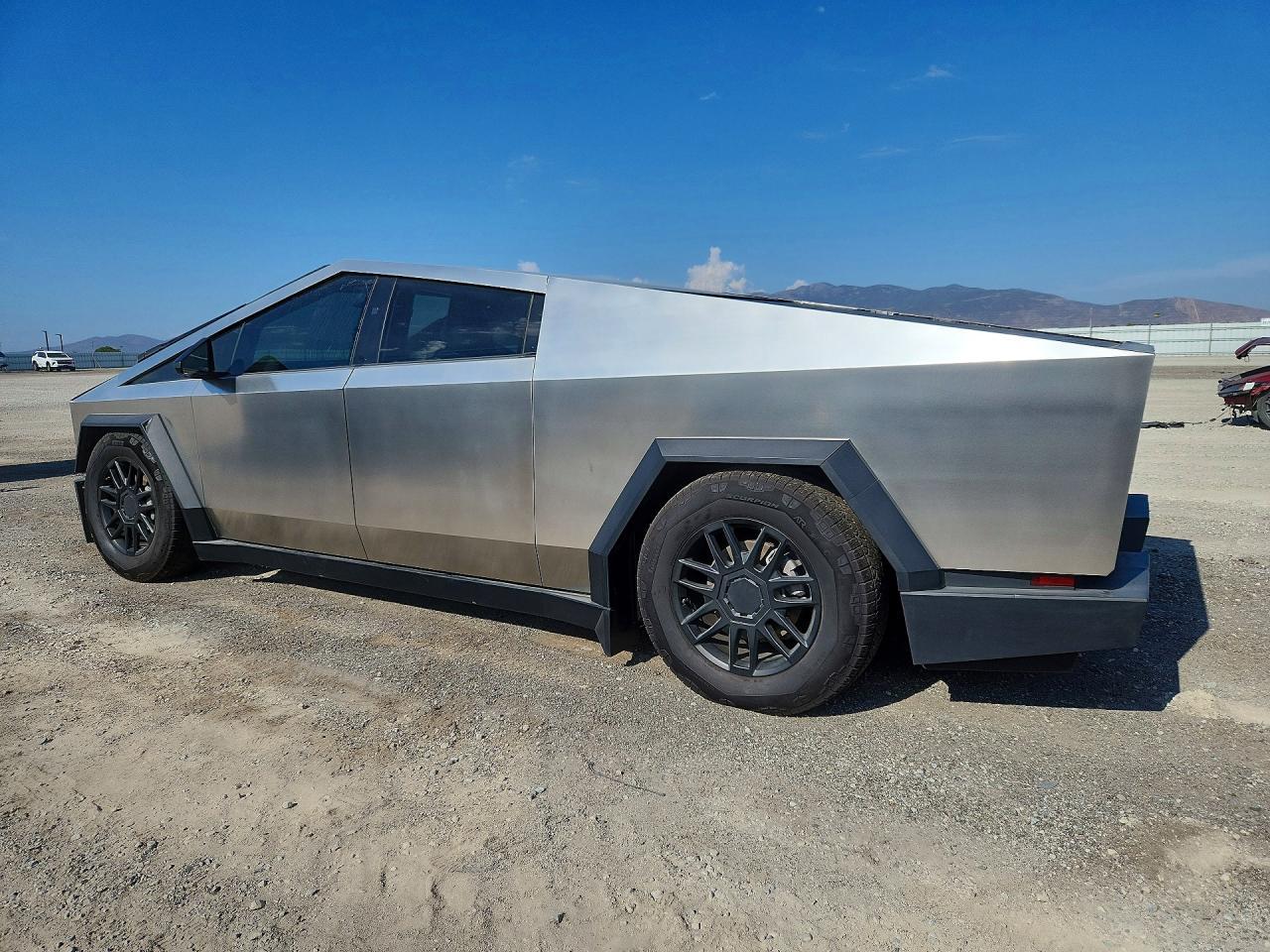 2024 Tesla Cybertruck - Фото 2