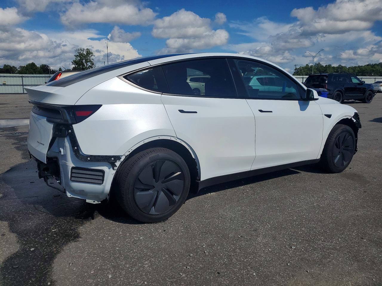 2026 Tesla Model Y - Фото 3