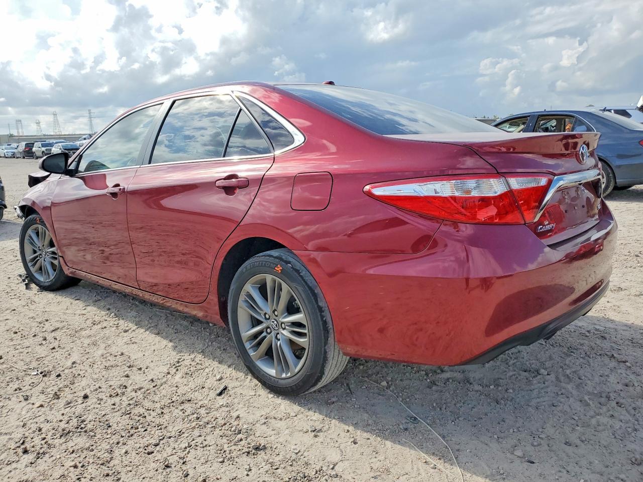 2016 Toyota Camry Se - Фото 2