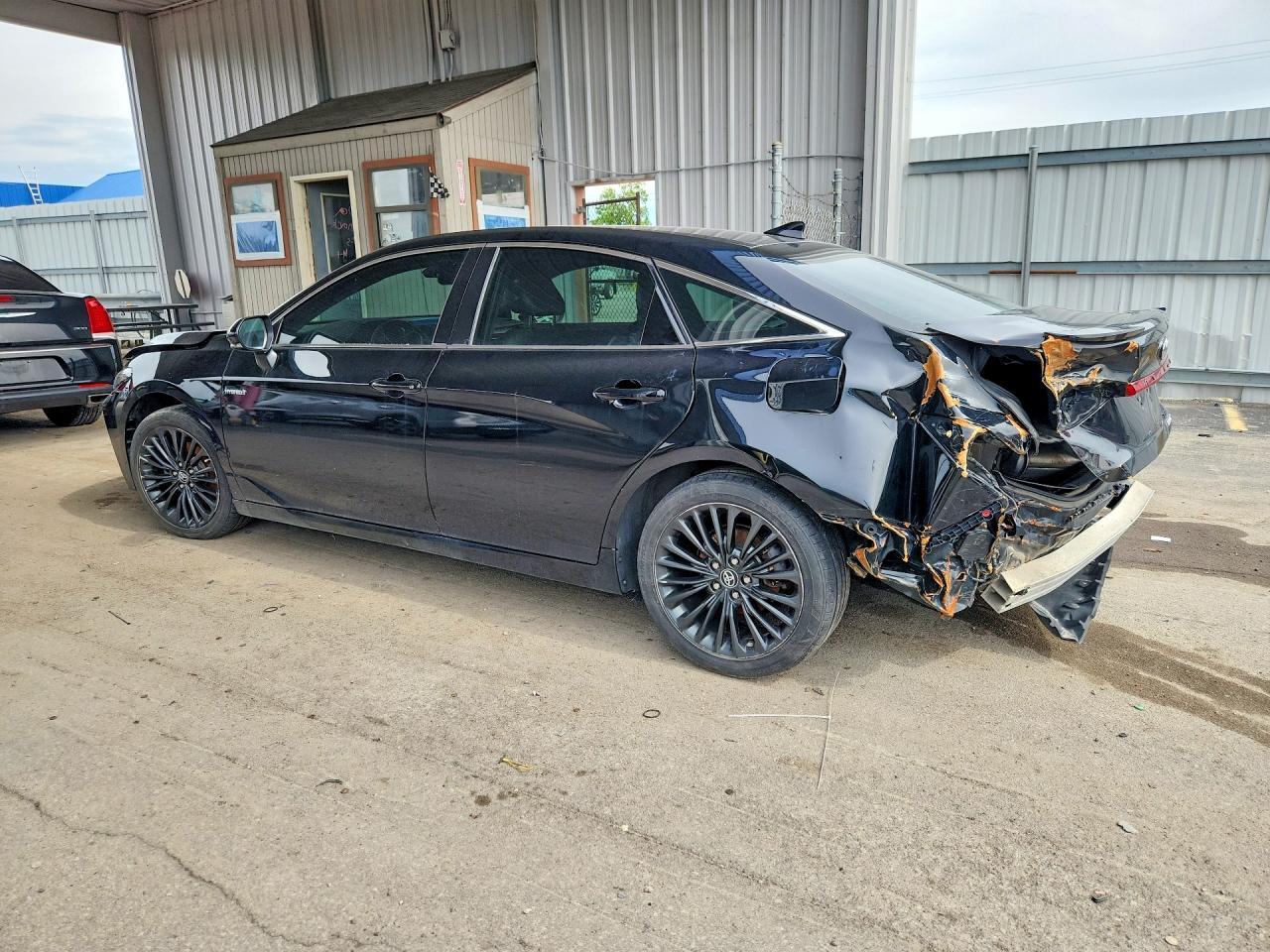2019 Toyota Avalon Hybrid Xse - Image 2