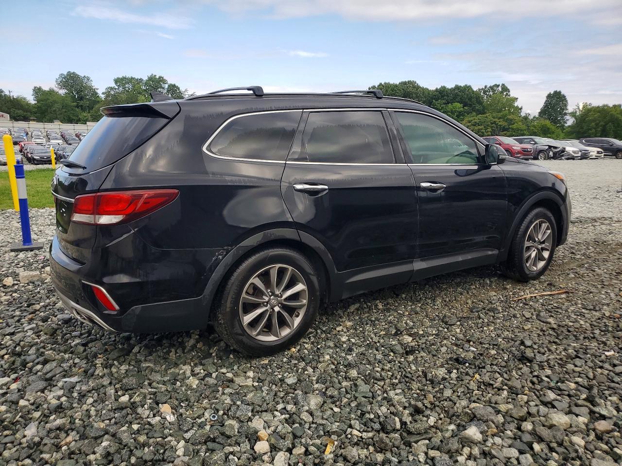2017 Hyundai Santa Fe Se - Image 3