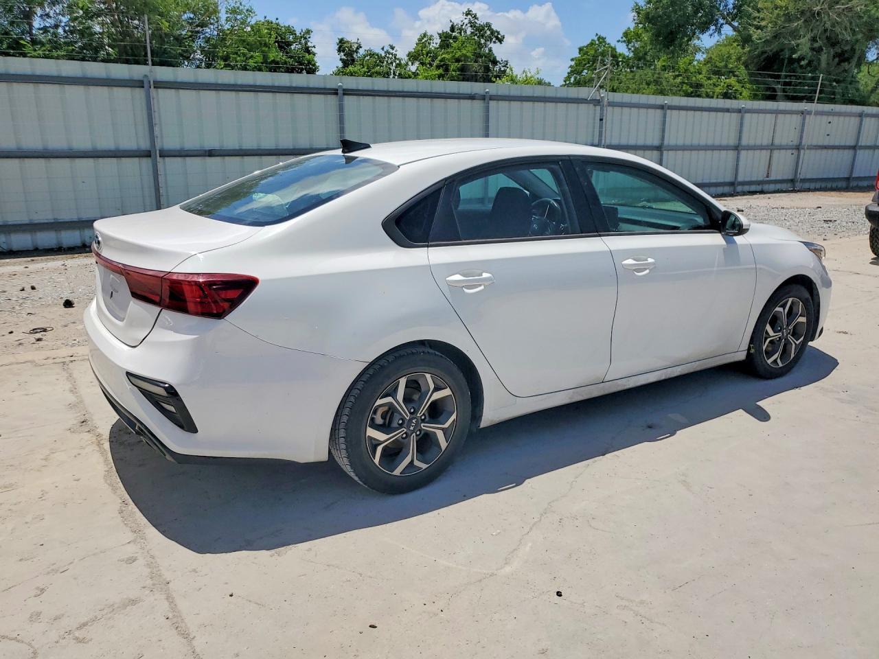 2021 Kia Forte Lxs - Image 3