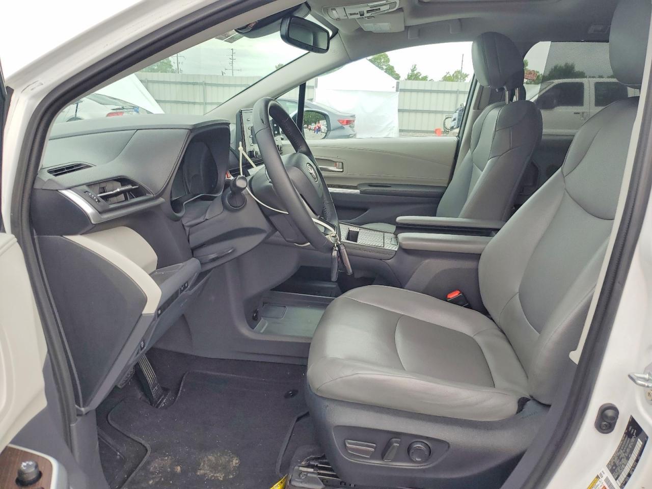 2022 Toyota Sienna Xle - Image 7